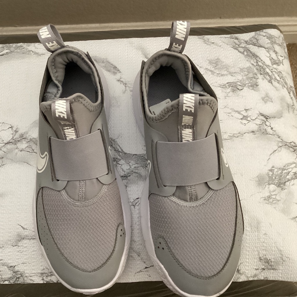 Nike Flex Runner 3 size 6 Y